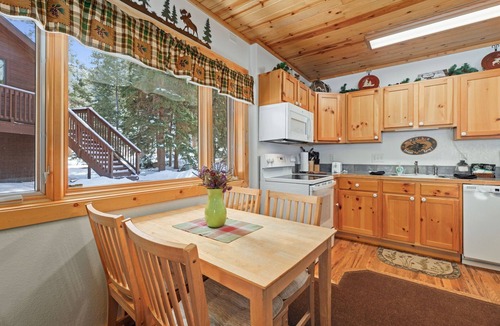 Fall River Estates Condo | Riverside Fall River Retreat Private Hot Tub