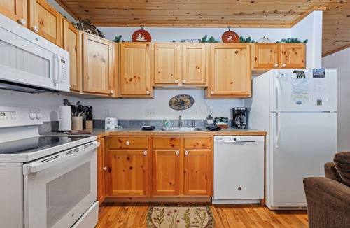 Fall River Estates Condo | Riverside Fall River Retreat Private Hot Tub