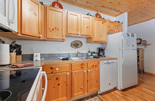Fall River Estates Condo | Riverside Fall River Retreat Private Hot Tub
