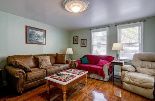 Franklin House | Riverside Franklin Townhome: 2 Private Balconies!
