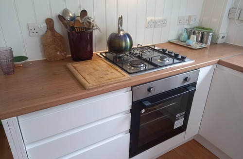 Hampton Wick Apartment | Riverside Paradise Retreat.