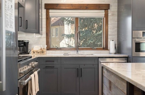 Avon Villa | Riverside Gem: Hot Tub | 3 Min to Beaver Creek