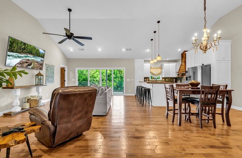 Columbus House | Riverside Getaway by OneHometown Getaways
