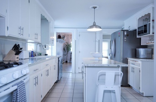 Woodstock House | Riverside Getaway! Minutes to Downtown Woodstock