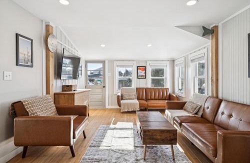 Newbury Apartment | Riverside Getaway Newly Renovated WasherDryer