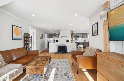 Newbury Apartment | Riverside Getaway Newly Renovated WasherDryer
