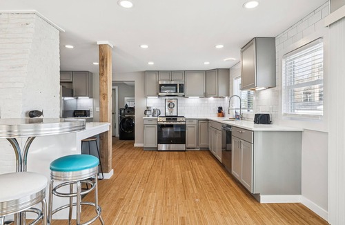 Newbury Apartment | Riverside Getaway | Newly Renovated | Washer/Dryer