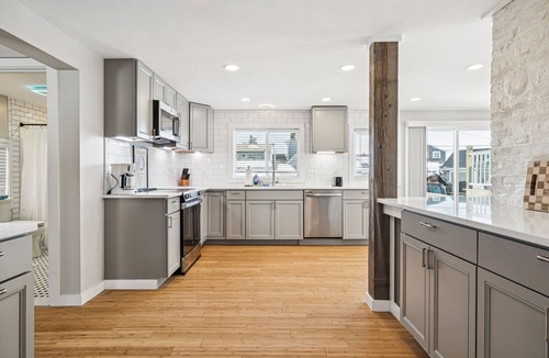 Newbury Apartment | Riverside Getaway | Newly Renovated | Washer/Dryer