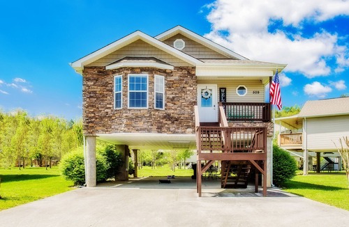 Pigeon Forge Ski Chalet | Riverside Haven. Easy Drive. Minutes to It All!