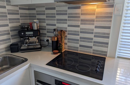 Hawthorn Apartment | Riverside Haven on City Doorstep