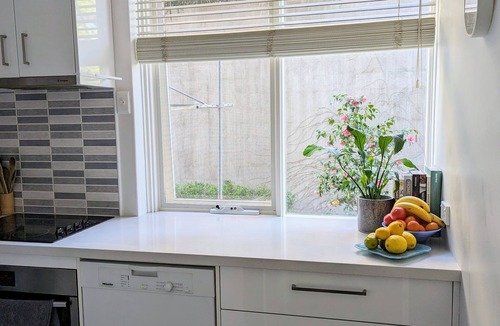 Hawthorn Apartment | Riverside Haven on City Doorstep