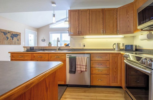 Addington Highlands Cottage | Riverside House - Four Bedroom Cottage, Sleeps 8