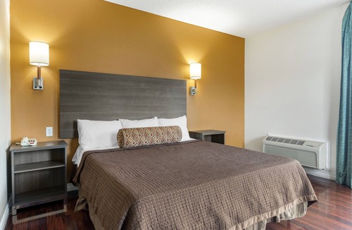 La Sierra Hotel | Riverside Inn & Suites