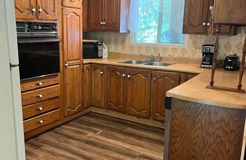 Amherst Ski Chalet | Riverside Laurentian Cottage | 20 Min to Mont-Tremblant Skiing | Sleeps 13