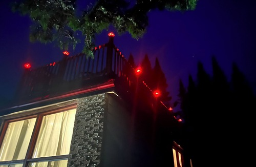 Amherst Ski Chalet | Riverside Laurentian Cottage | 20 Min to Mont-Tremblant Skiing | Sleeps 13