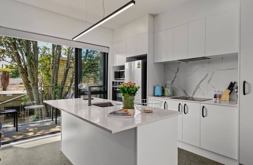 Otahuhu House | Riverside Modern Abobe with 2 Aircons and Parking