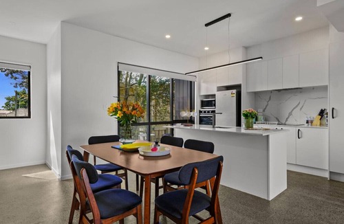 Otahuhu House | Riverside Modern Abobe with 2 Aircons and Parking