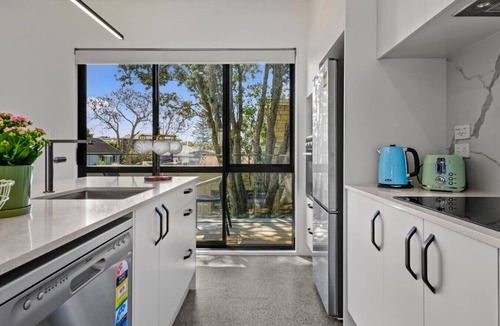 Otahuhu House | Riverside Modern Abobe with 2 Aircons and Parking