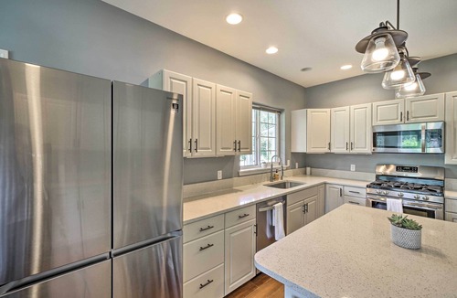 North Bend House | Riverside North Bend Oasis: Stunning Mountain View