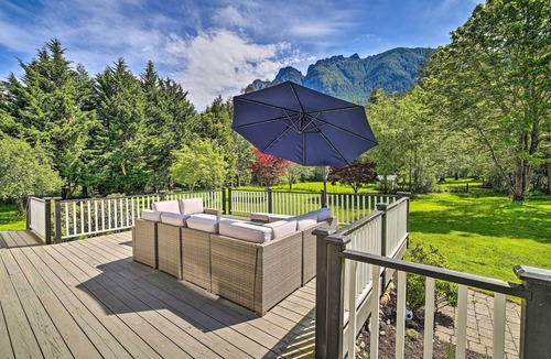 North Bend House | Riverside North Bend Oasis: Stunning Mountain View