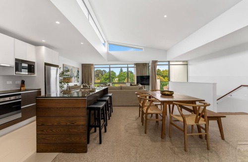 Nukuhau House | Riverside Oasis