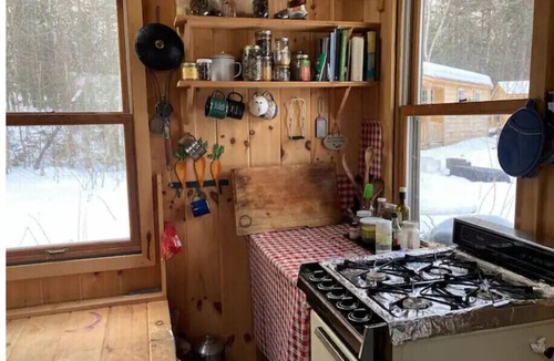 Howland House | RIVERSIDE OFF GRID RETREAT