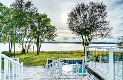 Pontiac House | Riverside Ottawa river luxury house for vacation