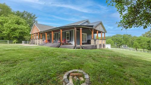 Arden House | Riverside Ranch by AvantStay Mins to Downtown