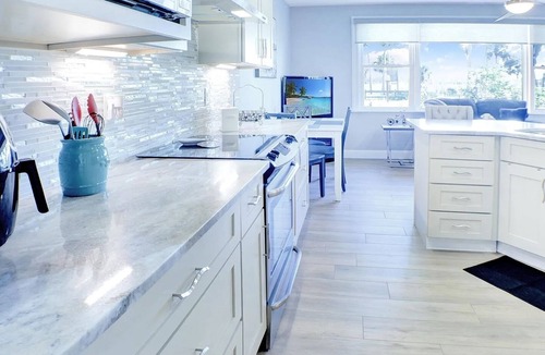 Elizabeth Mcbrides Raulersons House | Riverside Rendezvous, Book Now Your Waterfront Vacation is calling!