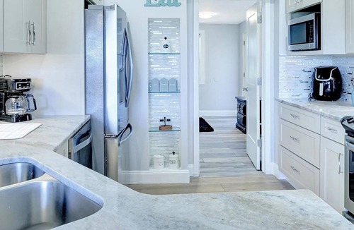 Elizabeth Mcbrides Raulersons House | Riverside Rendezvous, Book Now Your Waterfront Vacation is calling!