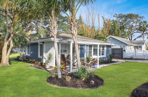 Elizabeth Mcbrides Raulersons House | Riverside Rendezvous, Book Now Your Waterfront Vacation is calling!