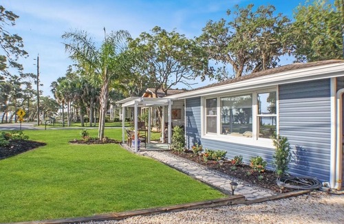 Elizabeth Mcbrides Raulersons House | Riverside Rendezvous, Book Now Your Waterfront Vacation is calling!