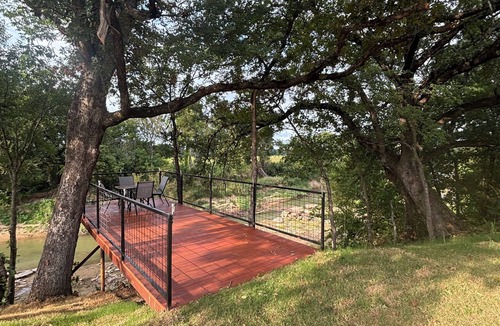 Albany House | Riverside Rest - 27 miles from Durant - King Bed- horse lot on property