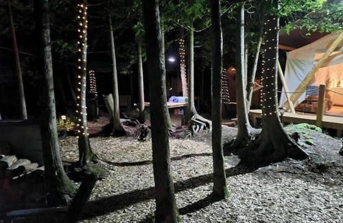 Chatsworth Cabin | Riverside Retreat waterfront Luxury Glamping King size bed and very privatenn