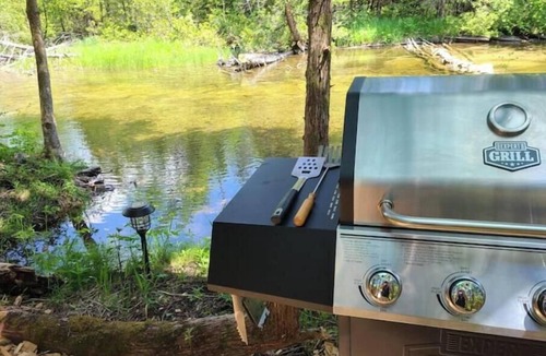 Chatsworth Cabin | Riverside Retreat waterfront Luxury Glamping King size bed and very privatenn