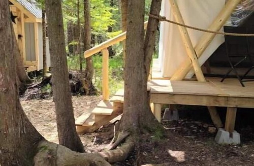Chatsworth Cabin | Riverside Retreat waterfront Luxury Glamping King size bed and very privatenn