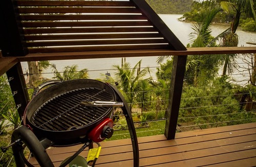 Cogra Bay Cottage | Riverside retreat