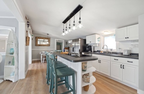 Newbury House | Riverside Retreat Cozy Coastal Cottage Laundry