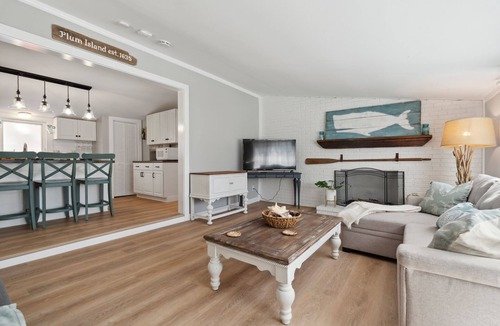 Newbury House | Riverside Retreat Cozy Coastal Cottage Laundry