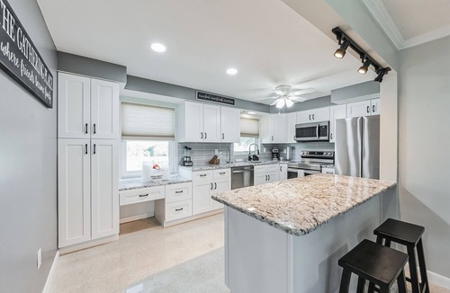 Alabama Grove Terrace House | Riverside Retreat: Deck Bar, Fire Pit, Boat Parking
