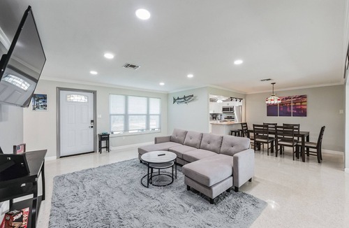 Alabama Grove Terrace House | Riverside Retreat: Deck Bar, Fire Pit, Boat Parking
