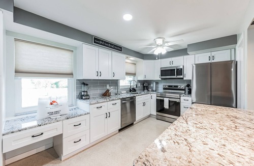 Alabama Grove Terrace House | Riverside Retreat: Deck Bar, Fire Pit, Boat Parking