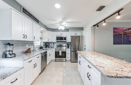 Alabama Grove Terrace House | Riverside Retreat: Deck Bar, Fire Pit, Boat Parking