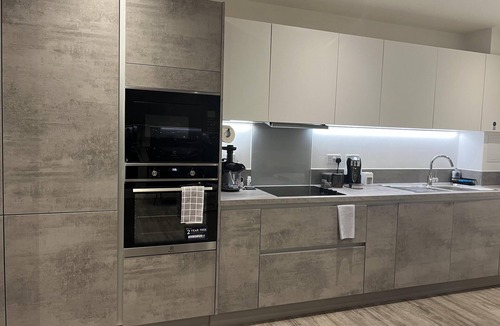 Gascoigne Apartment | Riverside Retreat in Barking