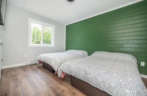 Mansfield-et-Pontefract Ski Chalet | Riverside Retreat: Maazah Cottage