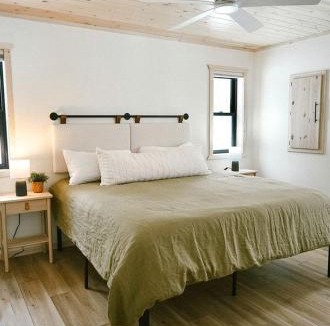 Crosby House | Riverside Retreat: Unwind in a Cabin with Private Steam Sauna on the Pine River