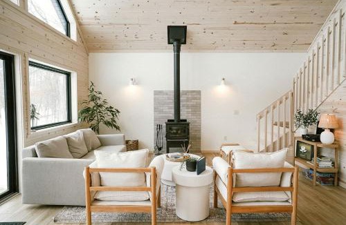 Crosby House | Riverside Retreat: Unwind in a Cabin with Private Steam Sauna on the Pine River