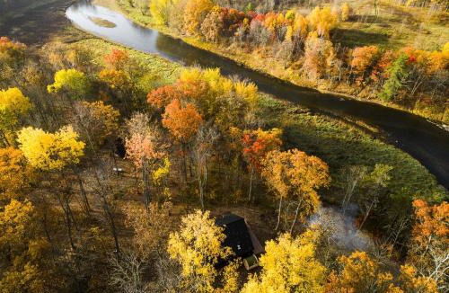 Crosby House | Riverside Retreat: Unwind in a Cabin with Private Steam Sauna on the Pine River
