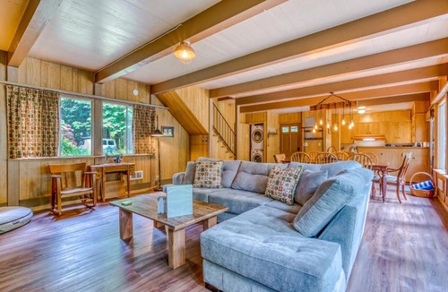 Welches House | Riverside Retreat