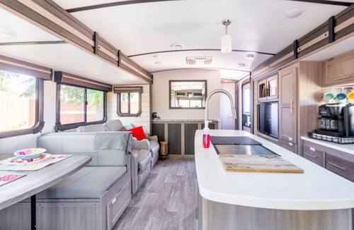 Bastrop House | Riverside Romance/Luxury RV/Starry Skies & S'mores